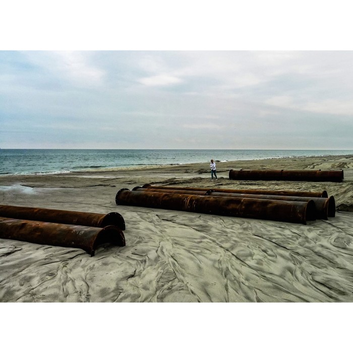 Janusz Gajos, Prace rekultywacyjne na plaży w Kuźnicy, wydruk fotograficzny, matowy, sygnowany