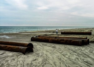 Janusz Gajos, Prace rekultywacyjne na plaży w Kuźnicy, wydruk fotograficzny, matowy, sygnowany