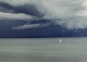 Janusz Gajos, Samotny biały żagiel na Bałtyku, wydruk fotograficzny, matowy, sygnowany