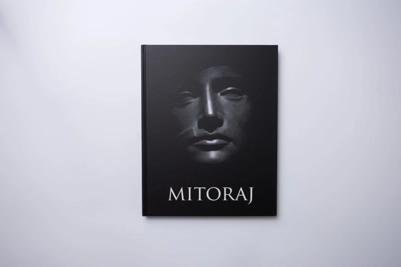 Igor Mitoraj Lux in Tenebris Album  (2).jpg