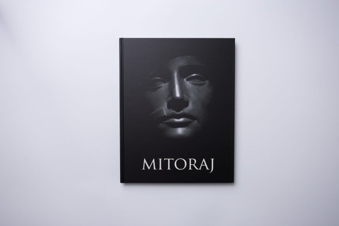 Igor Mitoraj Lux in Tenebris Album  (2).jpg
